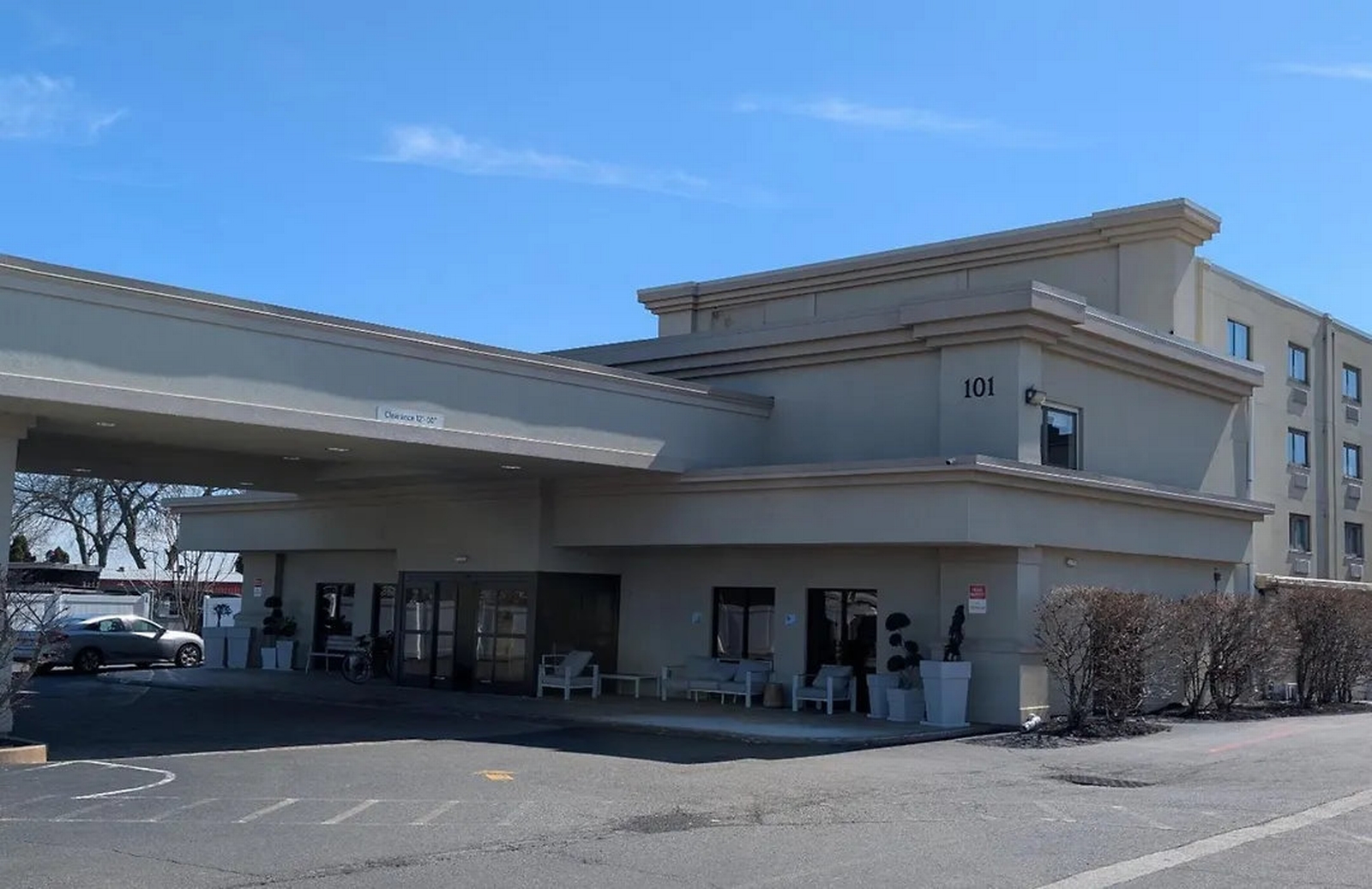 Harbor Pointe Inn Philadelphia Airport - The hotel is located 3 miles south of the Philadelphia International Airport. 