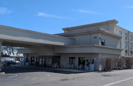 Harbor Pointe Inn Philadelphia Airport - The hotel is located 3 miles south of the Philadelphia International Airport. 