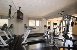 Harbor Pointe Inn Philadelphia Airport - Maintain your gym routine in the hotel's fitness center. 