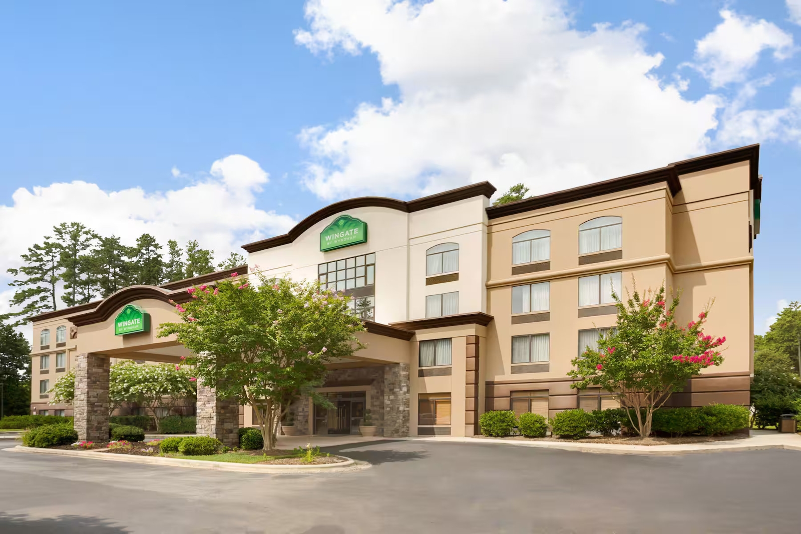 Wingate by Wyndham Raleigh Durham Airport - Wingate by Wyndham is conveniently located five minutes from Raleigh Durham International Airport. 