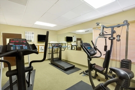 Wingate by Wyndham Raleigh Durham Airport - Keep up with your gym routine in the hotel's fitness center. 