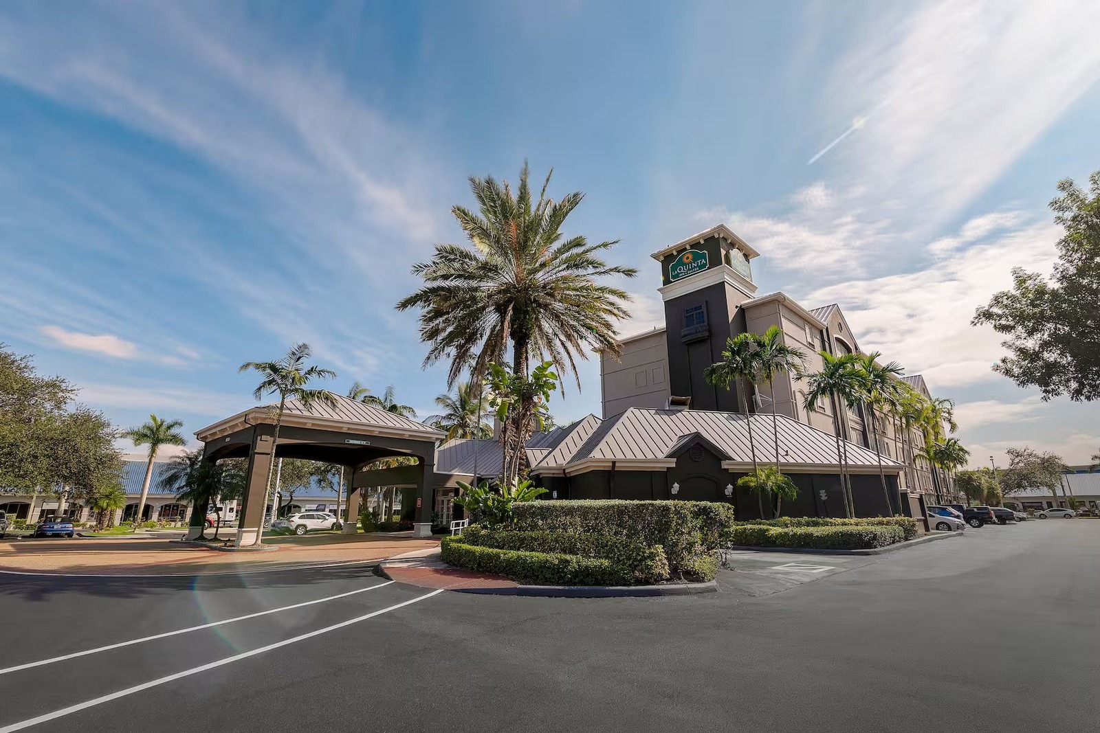 La Quinta Inn & Suites Miami West - The La Quinta is located 7 miles from the Miami Airport & 15 miles from the Port of Miami. 