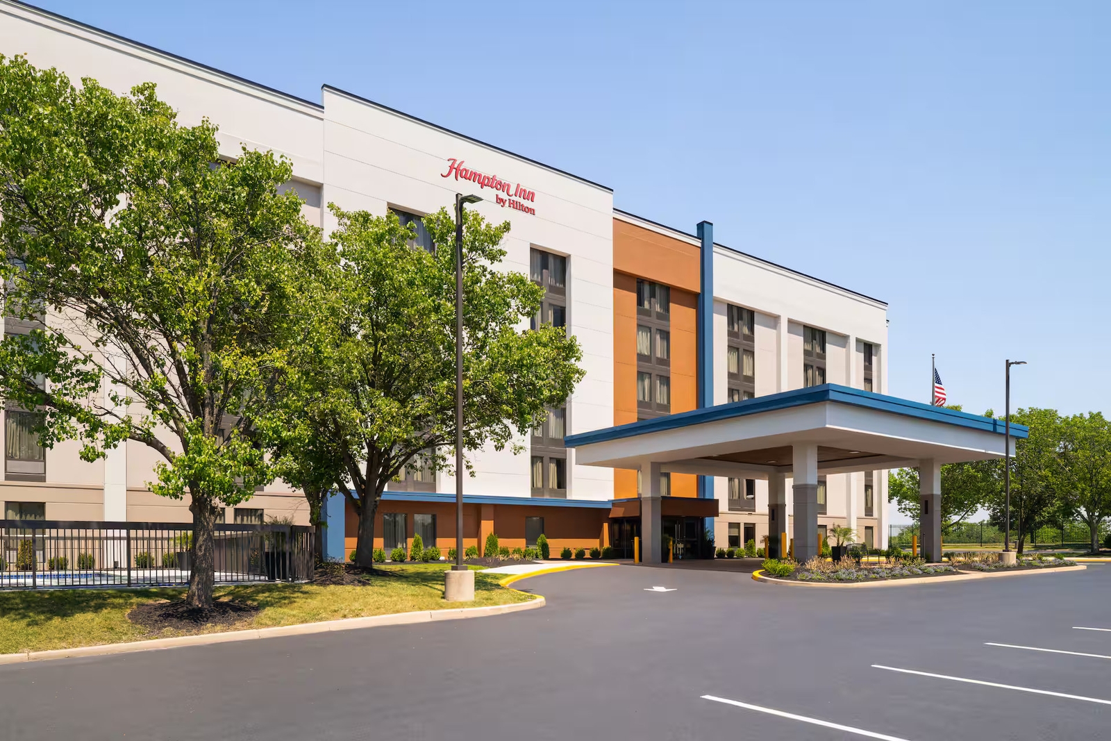 Hampton Inn Philadelphia Airport - The Hampton Inn is conveniently located 1.5 miles from Philadelphia International Airport.