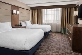 Embassy Suites Nashville Airport - Standard room with 2 double beds and a pullout sofa. 